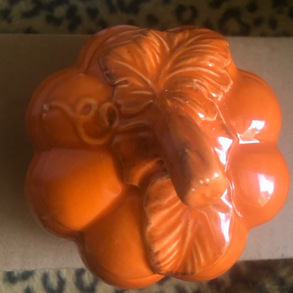 Handmade Ceramic Pumpkin Candle -pumpkin spice scent - Picture 3 of 6